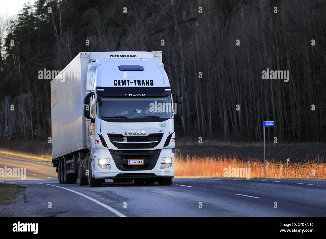 Camion Iveco Stralis NP alimenté au biogaz CEMT-TRANS Oy tire une remorque réfrigérée le long de la route 52 par un matin ensoleillé. Salo, Finlande. 26 novembre 2020 Banque D'Images