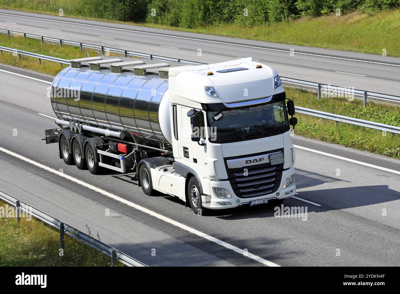 Blanc DAF XF semi-citerne camion transportant des marchandises le long de l'autoroute, vue surélevée. Salo, Finlande. 22 juillet 2021 Banque D'Images Blanc DAF XF semi-citerne camion transportant des marchandises le long de l'autoroute, vue surélevée. Salo, Finlande. 22 juillet 2021 Banque D'Images