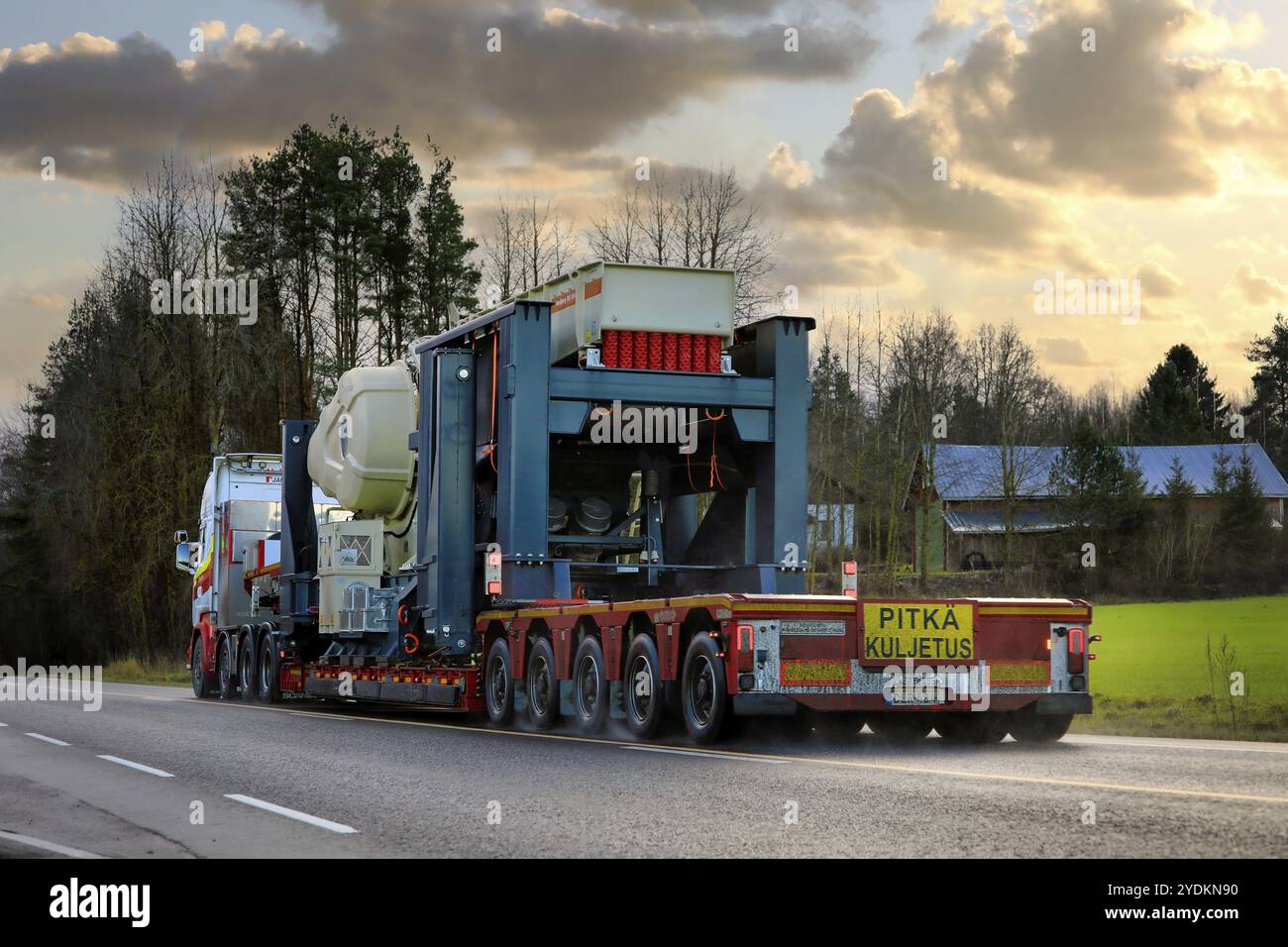 Le camion SCANIA R730 de Janhunen transporte le concasseur à mâchoires Metso Nordberg comme charge exceptionnelle le long de l'autoroute 52, vue arrière. Salo, Finlande. 26 novembre 2020 Banque D'Images