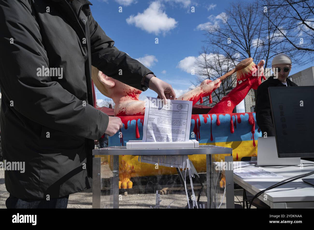 17.03.2024, Berlin, Allemagne, Europe, des milliers de personnes manifestent devant l'ambassade de Russie sur Unter den Linden dans le quartier de Mitte à Berlin Banque D'Images
