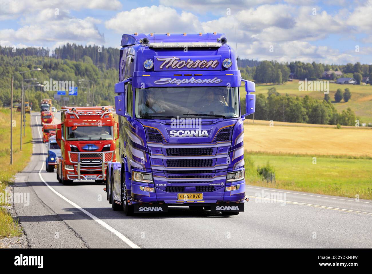 Personnalisé Scania R650 Purple Rain, année 2019, de M Thorsen dans le convoi de camions au Power Truck Show 2022. Route E12, Pirkanmaa, Finlande. 11 août 2022 Banque D'Images