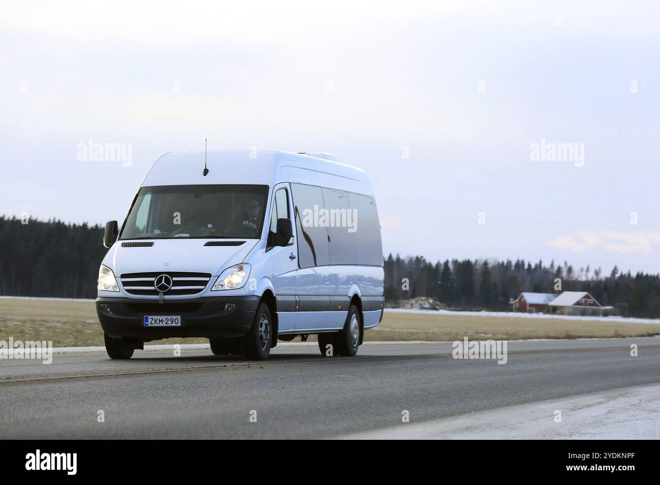 JOKIOINEN, FINLANDE, 3 DÉCEMBRE 2016 : minibus Mercedes-Benz Sprinter blanc à grande vitesse sur la route en hiver Banque D'Images