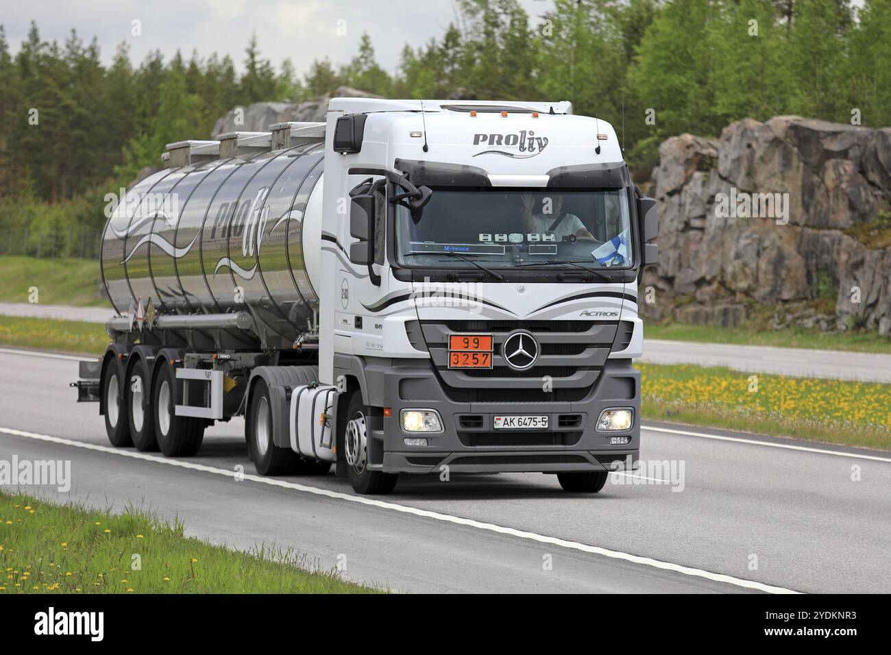 PAIMIO, FINLANDE, 9 JUIN 2017 : camion semi-citerne Mercedes-Benz Actros blanc de ProLiv transporte des marchandises le long de l'autoroute dans le sud de la Finlande en été. Le Banque D'Images