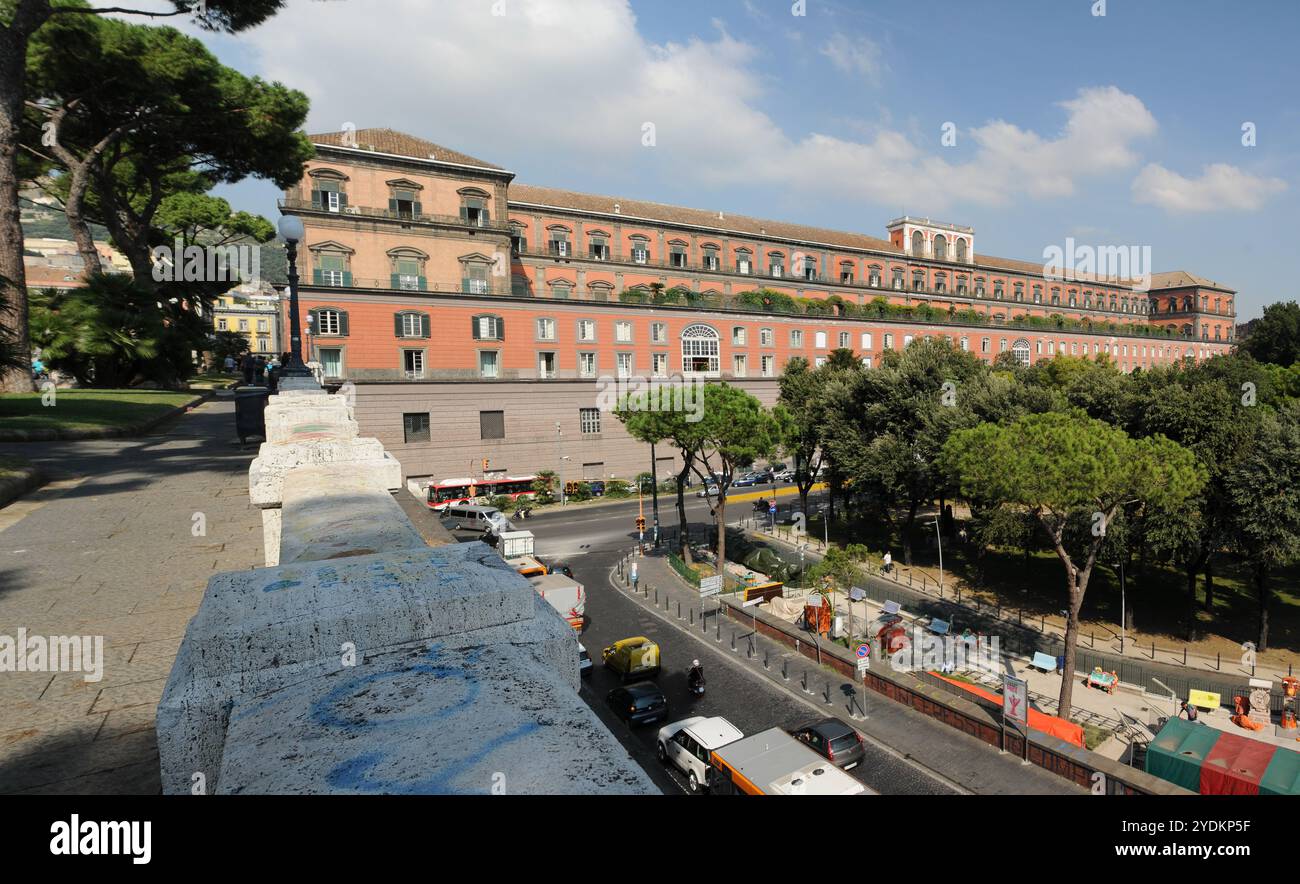 Palais royal de Naples. Façade latérale de via Cesario Console / Palazzo Reale di Napoli Banque D'Images