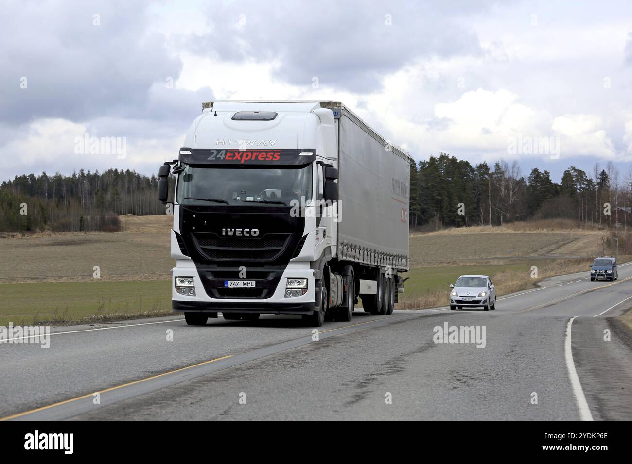 SALO, FINLANDE, le 13 AVRIL 2017 : le semi-camion White Iveco Stralis Hi-Way transporte une remorque de ritainsider dans la circulation par une journée nuageuse du printemps Banque D'Images