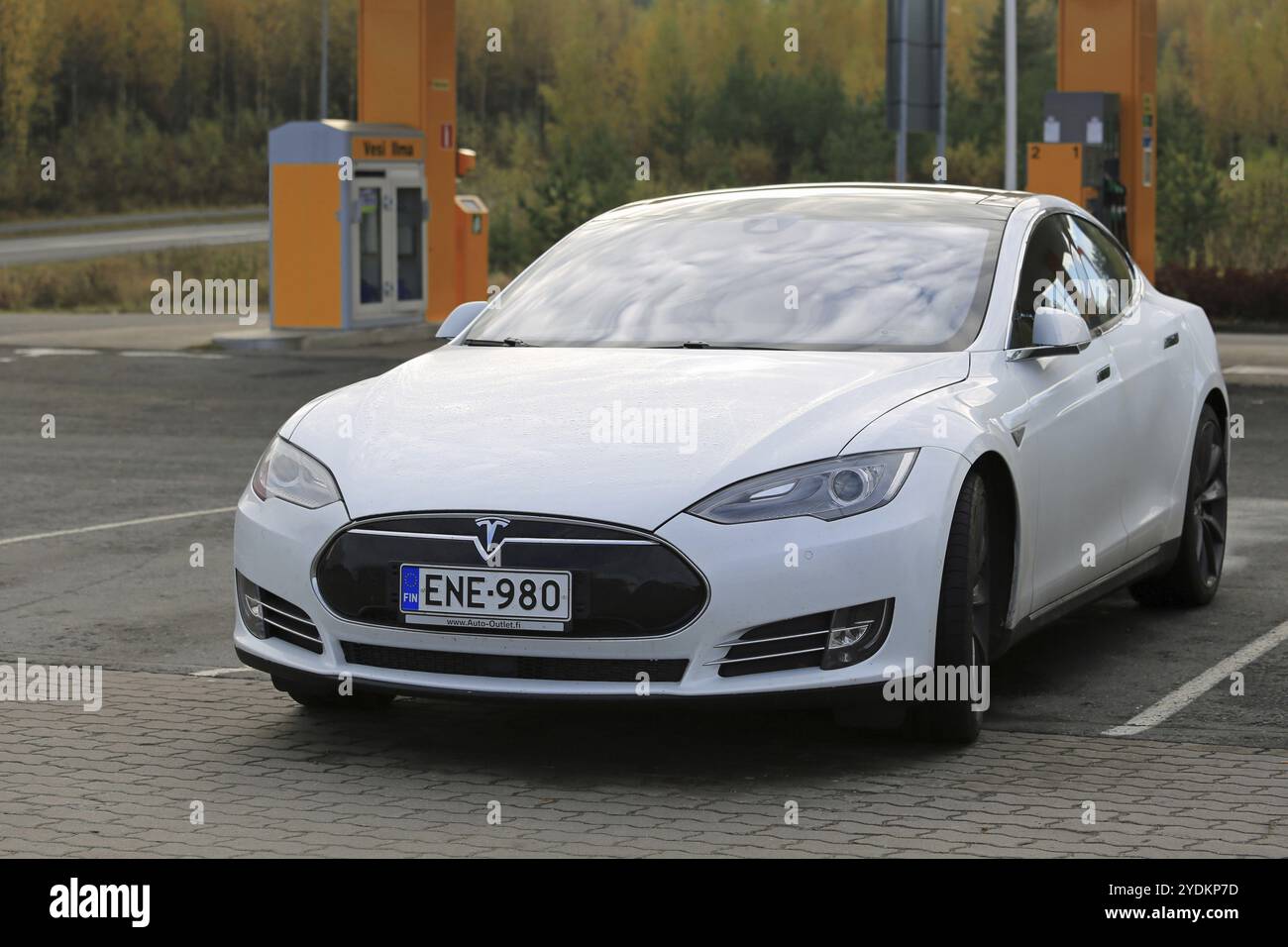 TOIJALA, FINLANDE, 17 OCTOBRE 2015 : voiture électrique Tesla Model S blanche garée près du Superchargeur point Tesla. Les deux statistiques actuelles du compresseur Tesla Supercharger Banque D'Images