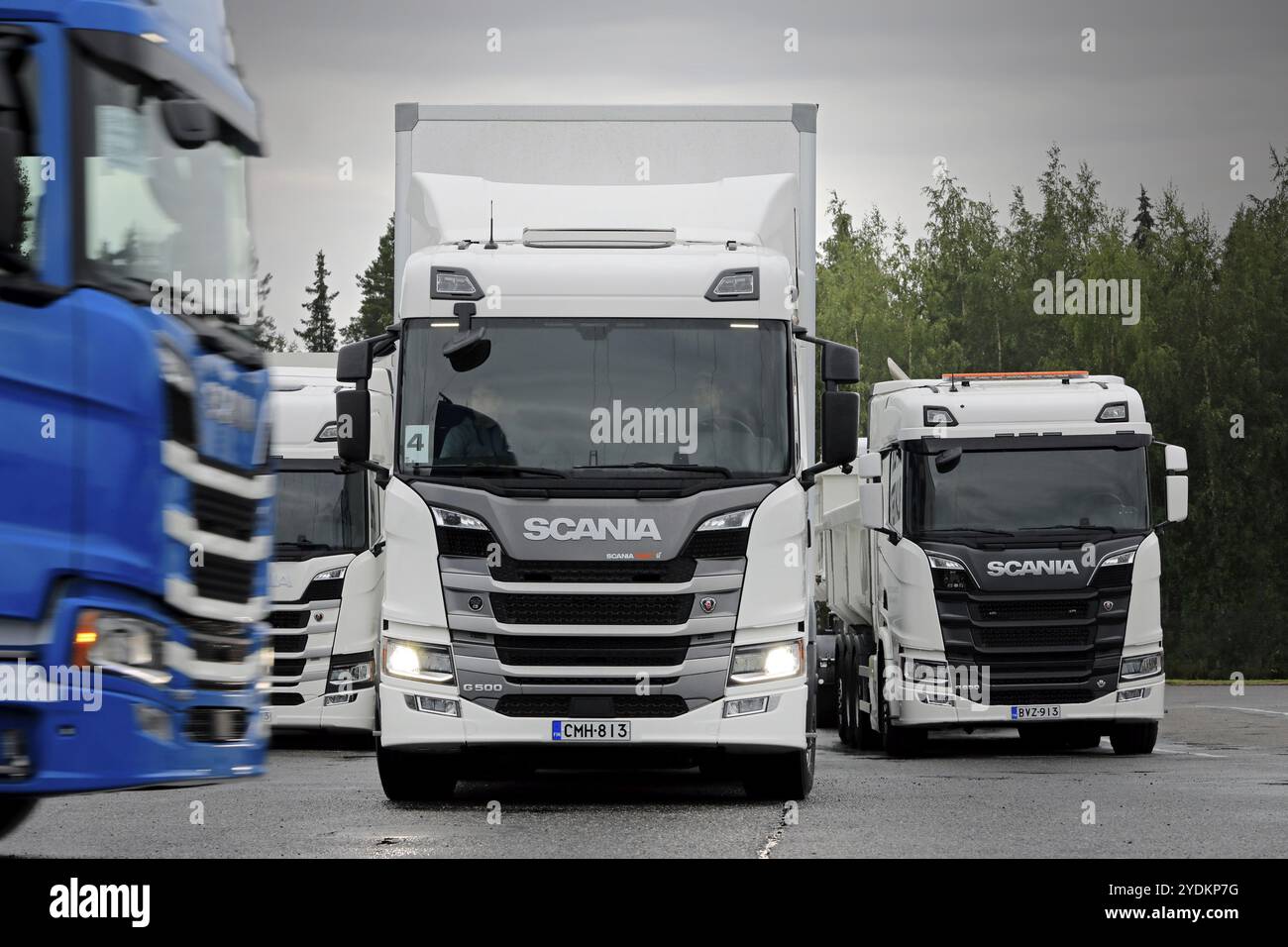 Turku, Finlande. 23 août 2019. La semi-remorque Scania G500 se stationne entre deux autres camions pendant que le camion bleu passe. Scania en Finlande 70 ans de tournée Banque D'Images