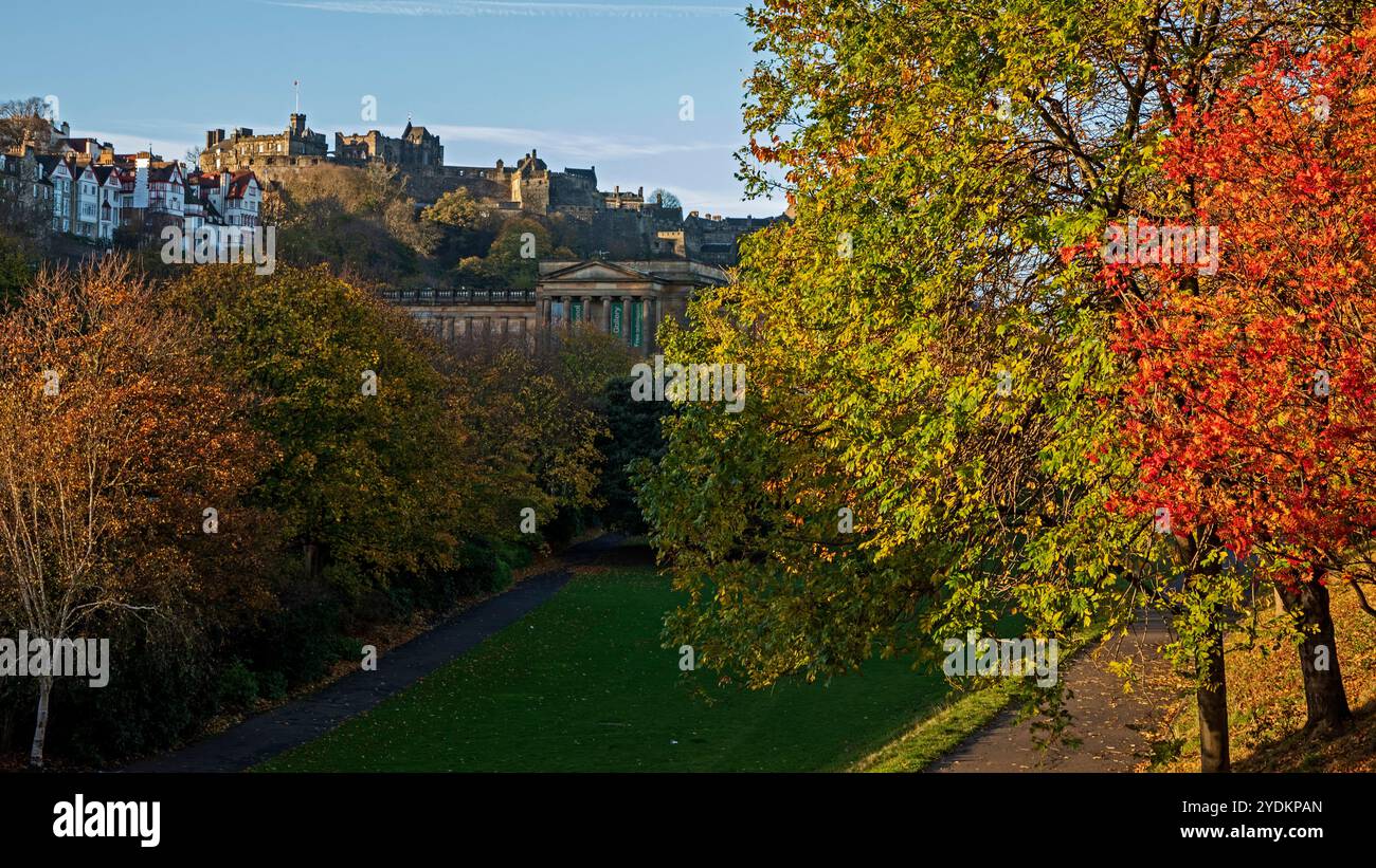 Princes Street Gardens East, Édimbourg, Écosse, Royaume-Uni. 27 octobre 2024. Soleil sur le centre-ville pour l'heure de recul d'automne des horloges. De nombreux arbres à feuilles caduques perdent leurs feuilles alors que le vent et les nuits plus froides pénètrent. Sur la photo : couleurs automnales des arbres à feuilles caduques dans les jardins de Princes Street East avec les galeries nationales et le château d'Édimbourg en arrière-plan. Credit : Archwhite/Alamy Live news. Banque D'Images