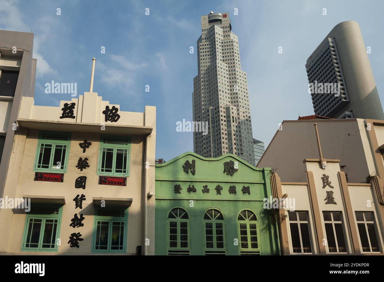 08.03.2019, Singapour, République de Singapour, Asie, bâtiments anciens le long de South Bridge Road avec des gratte-ciel modernes du quartier des affaires à l'arrière Banque D'Images