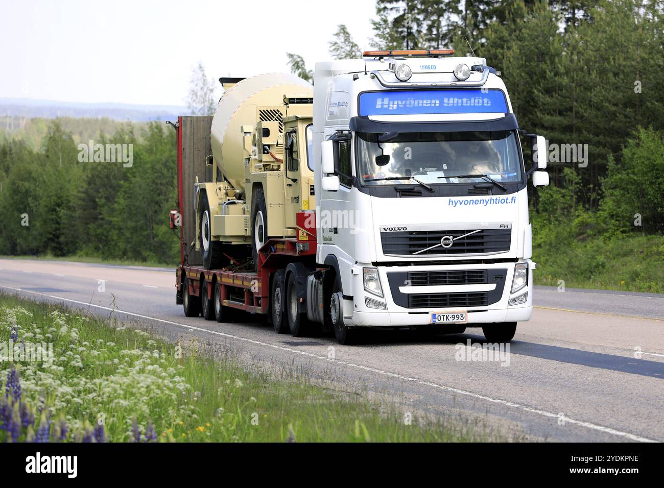 Jamsa, Finlande. 6 juin 2019. La semi-remorque Volvo FH transporte l'agitateur Normet Utimec LF, véhicule pour le transport de béton dans les mines souterraines Banque D'Images