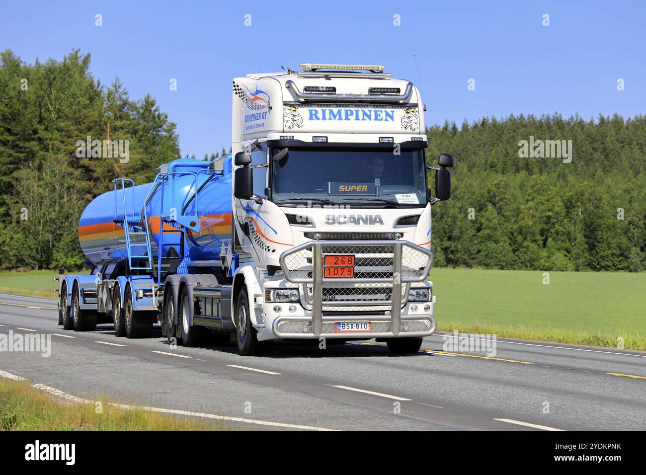 Camion-citerne blanc SCANIA R de Kuljetusliike Rimpinen Oy avec chargement de dioxyde de soufre, ADR 268-1079 sur la route. Jokioinen, Finlande. 15 juin 2020 Banque D'Images