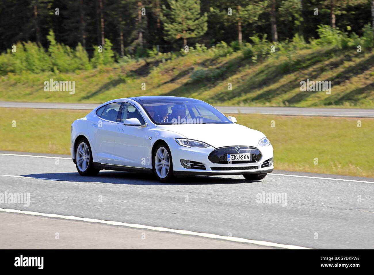 White Tesla Model S voiture électrique à grande vitesse sur l'autoroute en été à Salo, Finlande, 2 juin 2018, Europe Banque D'Images