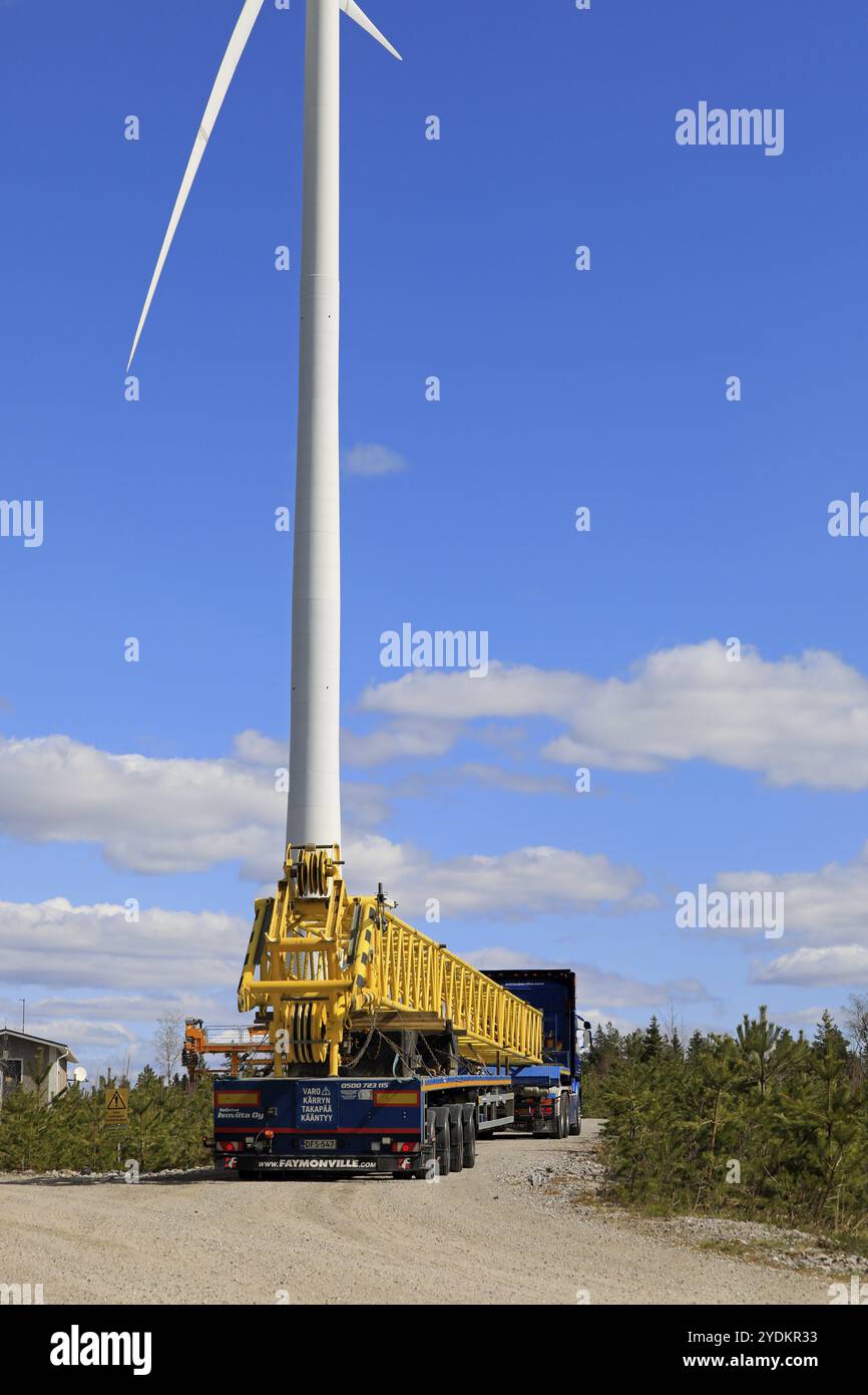 Semi-remorque transportant une partie de la grue de service à utiliser pour le remplacement des pales d'éoliennes. Transport long. Salo, Finlande. 30 avril 2021 Banque D'Images