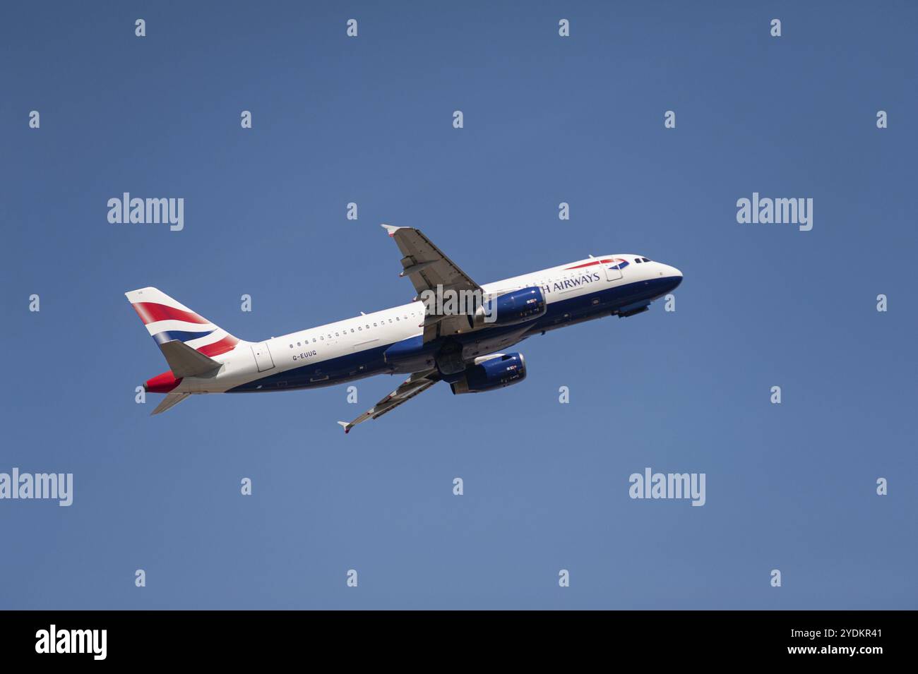 04.06.2023, Berlin, Allemagne, Europe, Un Airbus A320-200 de British Airways immatriculé G-EUUG décollant de Berlin Brandenb Banque D'Images