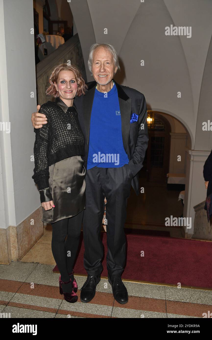 Reiner Schoene mit Ehefrau Anja Schoene BEI der VERLEIHUNG Götz GEORGE PREIS 2024 im Haus der Kaiserin-Friedrich-Stiftung in Berlin AM 26.10.2024 *** Reiner Schoene avec sa femme Anja Schoene à la CÉRÉMONIE DE REMISE DU PRIX Götz GEORGE 2024 à la Haus der Kaiserin Friedrich Stiftung in Berlin le 26 10 2024 Banque D'Images