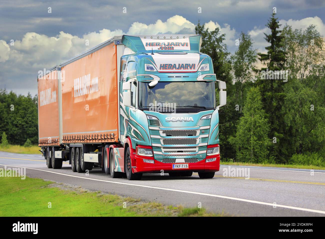 Camion SCANIA 520 personnalisé avec semi-remorque et remorque à essieu central Herajaerven Kuljetus Oy à grande vitesse sur l'autoroute 2. Forssa, Finlande. 17 juillet 2020 Banque D'Images