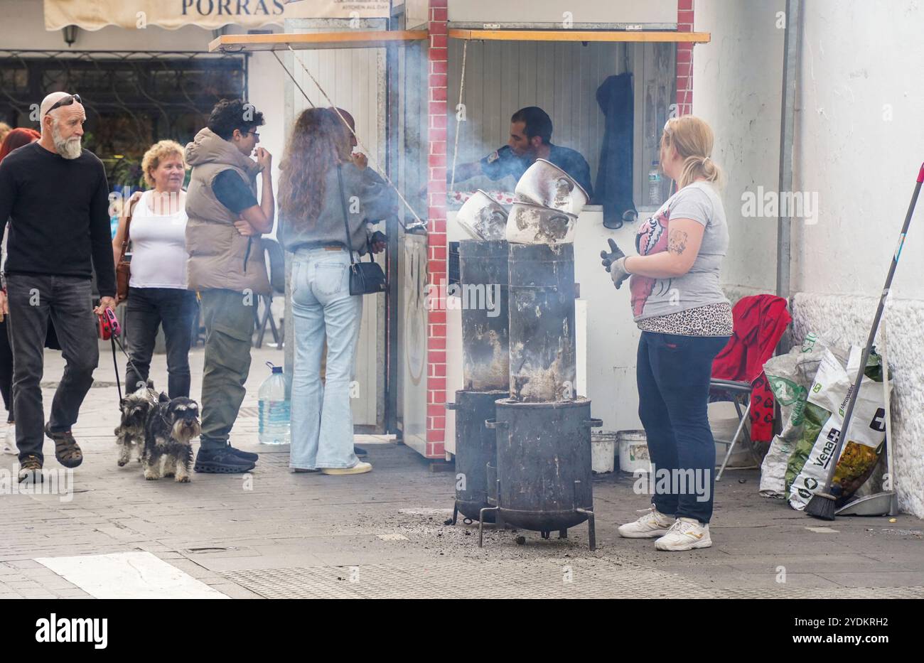 Vendeur de châtaigniers rôtis dans les rues de Mijas Pueblo, Andalousie, Espagne. Banque D'Images