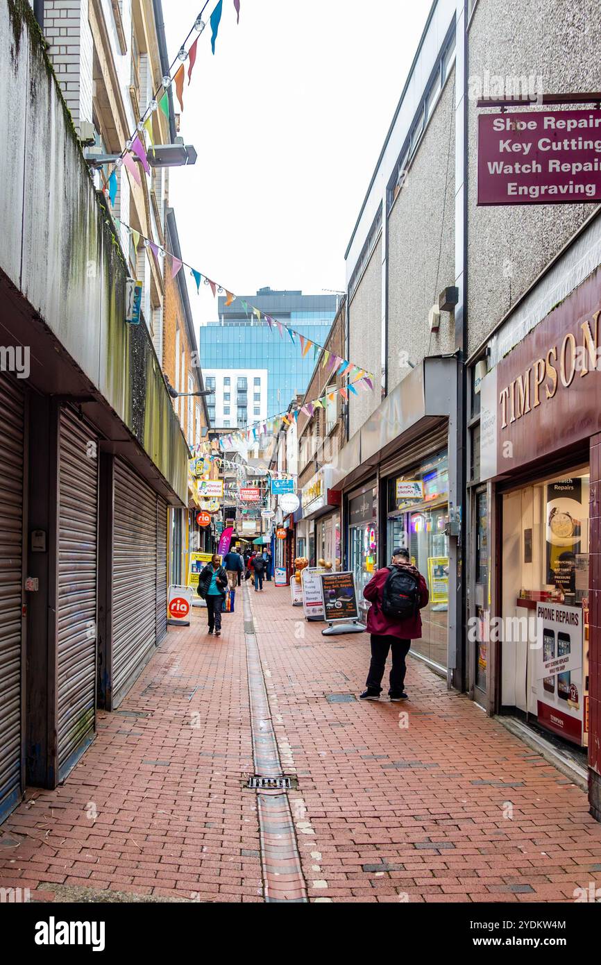 Une vue le long de Union Street dans le centre-ville de Reading, Berkshire, Royaume-Uni Banque D'Images