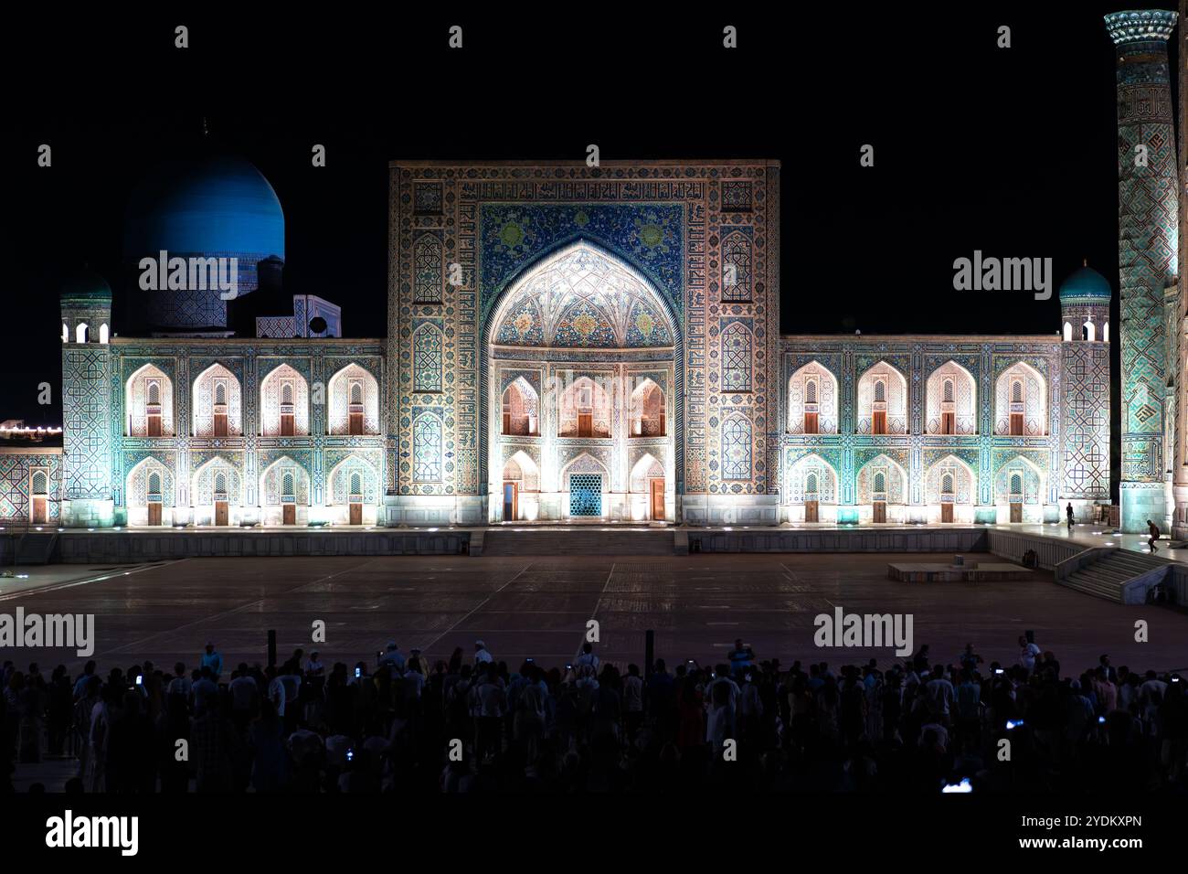 Samarcande, Ouzbékistan-12 août 2023 : les gens de la place Registan regardent un spectacle de lumière qui illumine tous les bâtiments de la place pendant une somme Banque D'Images