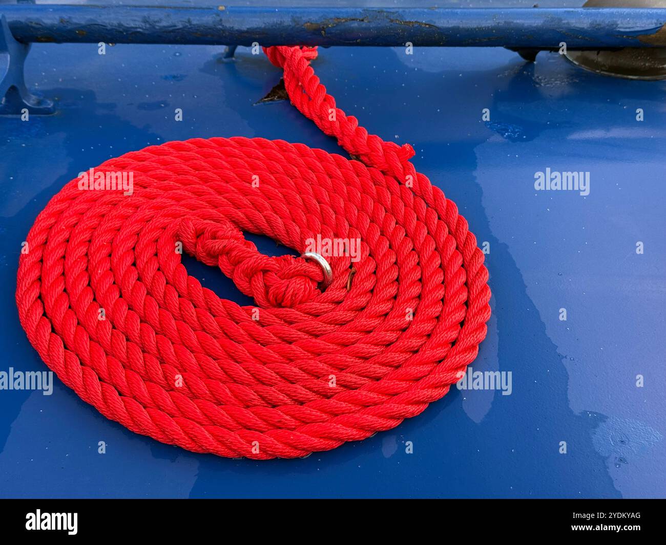 Corde rouge enroulée en cercle sur le toit peint en bleu d'un bateau étroit, Adlington, Lancashire Banque D'Images