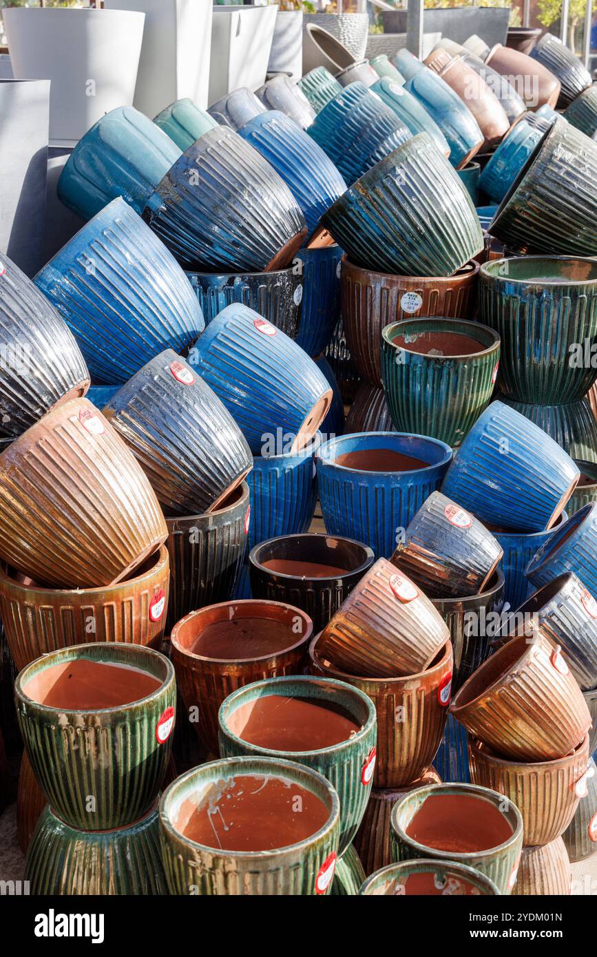 Pots de jardin en vente au centre de jardinage, pays de Galles, Royaume-Uni Banque D'Images