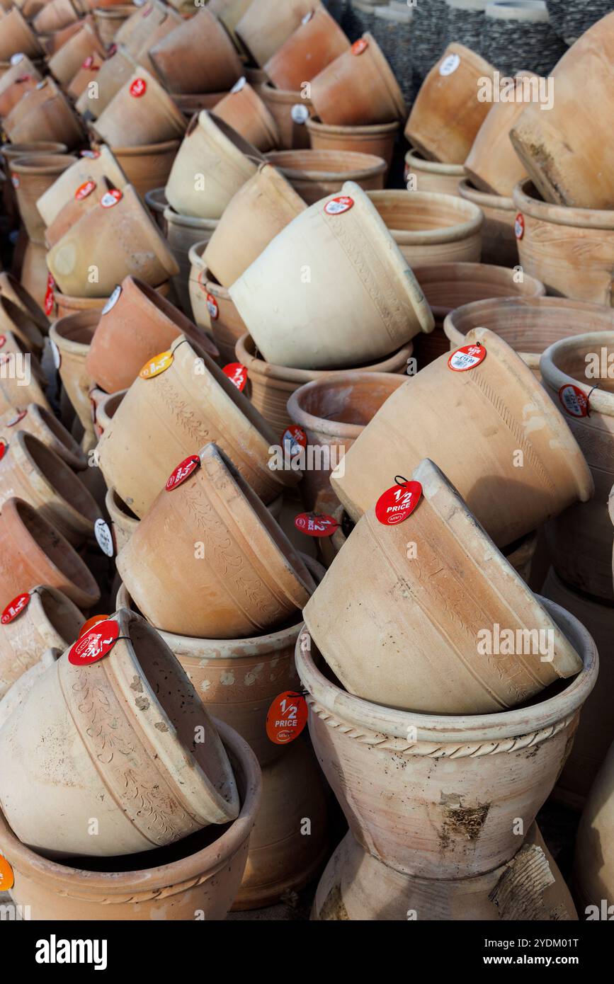 Pots de jardin en vente au centre de jardinage, pays de Galles, Royaume-Uni Banque D'Images
