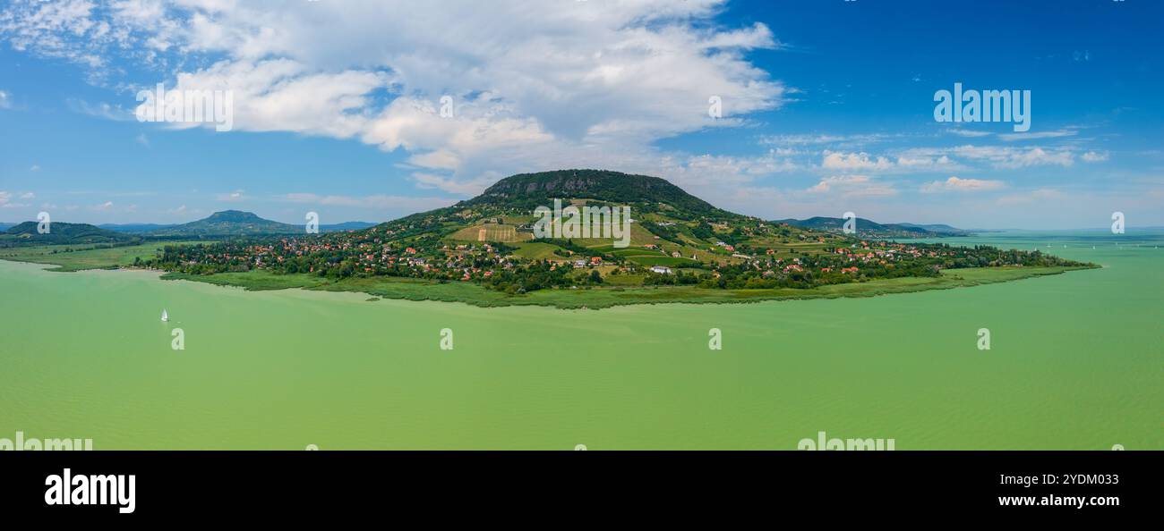 Vue panoramique sur Badacsony, la plus haute montagne du bassin de Tapolca, qui prend sa source sur la rive nord du lac Balaton près de Badacsonytomaj Banque D'Images