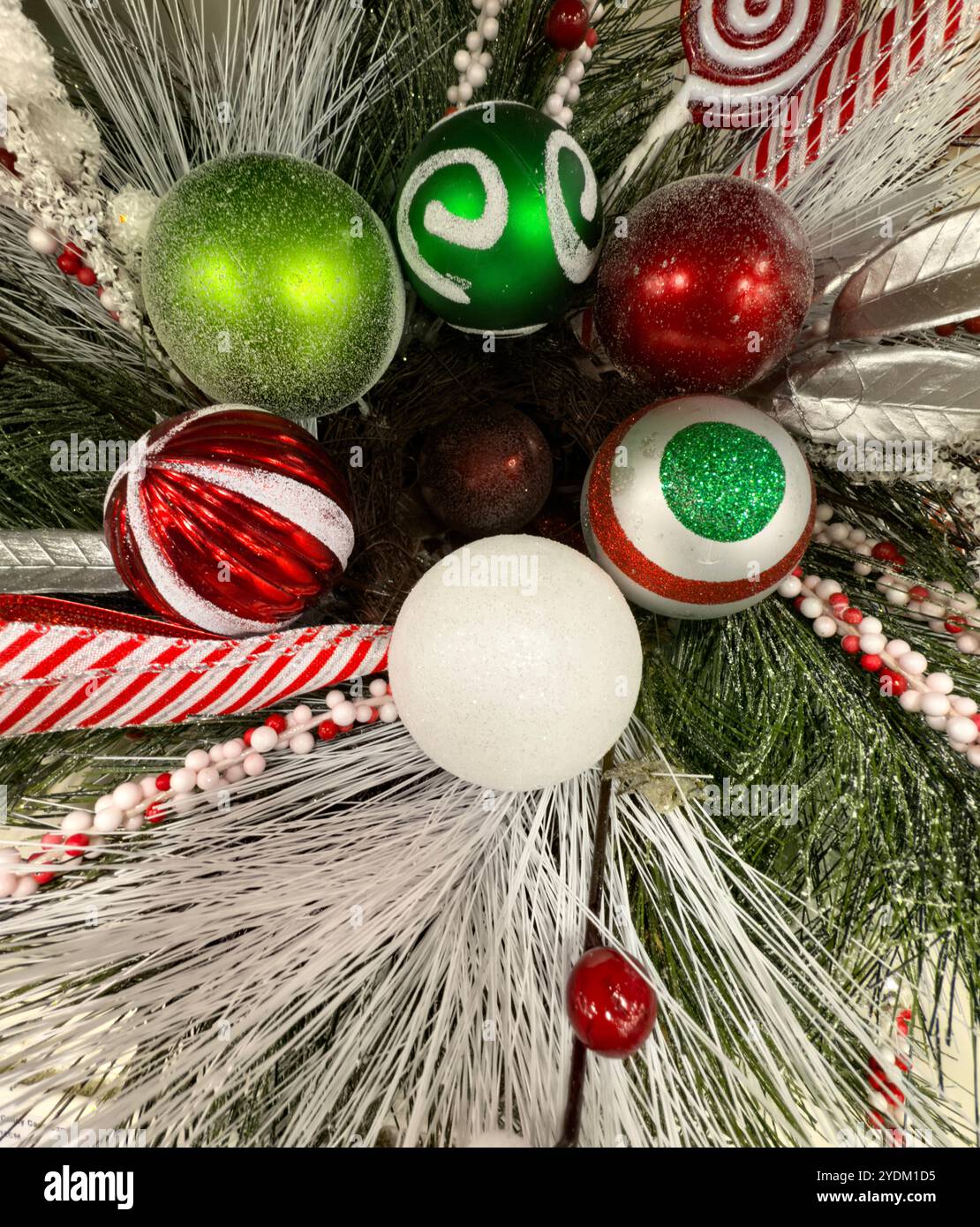 Couronne de Noël gros plan décorée de boules de Noël vertes rouges et blanches Banque D'Images
