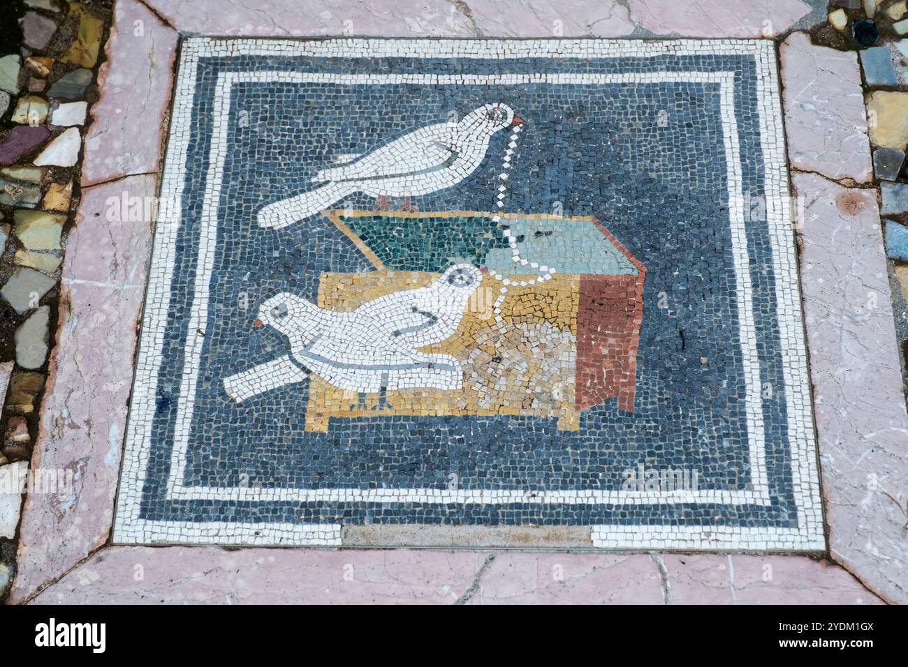 Mosaïque de sol représentant des colombes tirant un collier d'une boîte à bijoux.situé sur le côté ouest de l'atrium, Maison du Faun, Pompéi, Italie Banque D'Images