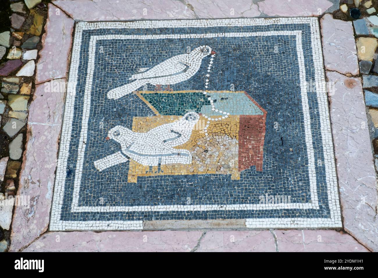 Mosaïque de sol représentant des colombes tirant un collier d'une boîte à bijoux.situé sur le côté ouest de l'atrium, Maison du Faun, Pompéi, Italie Banque D'Images
