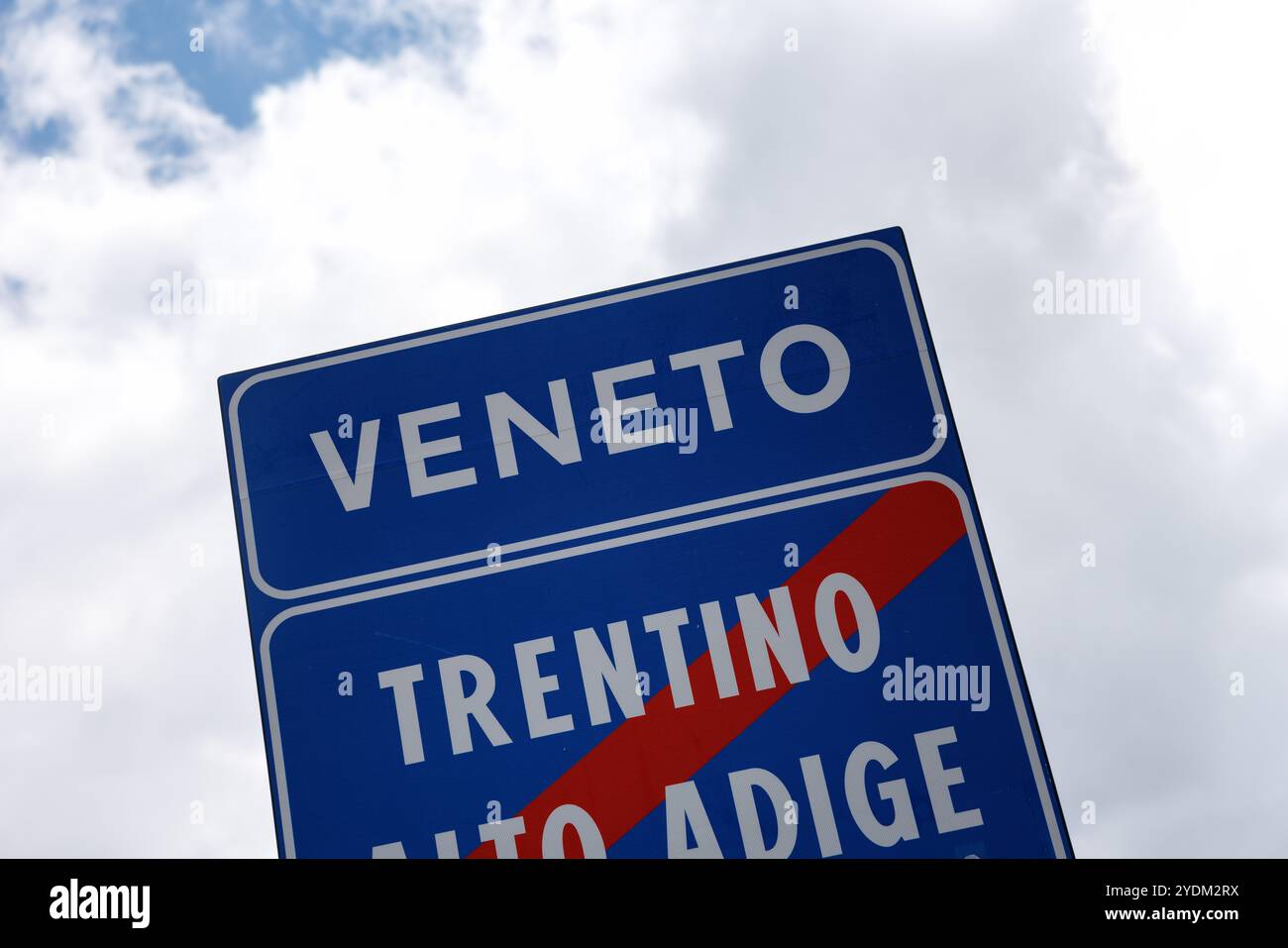 19 septembre 2024, Italie, Arabba Livinallongo Del Col Di Lana : un panneau avec l'inscription 'Veneto' peut être vu sur le Passo Pordoi près d'Arabba Livinallongo del Col di Lana dans la province de Belluno, région de Vénétie en Italie. La Vénétie est une région du nord-est de l'Italie qui s'étend des Dolomites à la mer Adriatique. Photo : Matthias Balk/dpa Banque D'Images