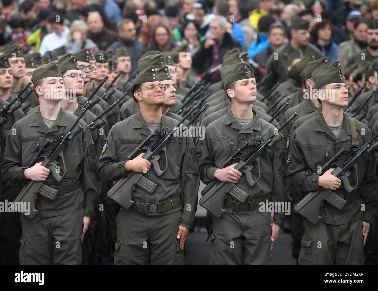 Vienne, Autriche. 26 octobre 2024. Les recrues de l'armée autrichienne sont examinées lors des célébrations de la Fête nationale à Vienne, Autriche, le 26 octobre 2024. Crédit : HE Canling/Xinhua/Alamy Live News Banque D'Images