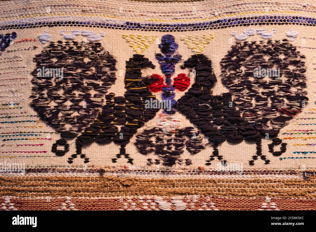 Gros plan sur les figures animales traditionnelles dans les décorations sardes Banque D'Images