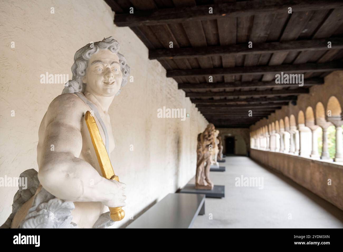 Trèves Allemagne 3 octobre 2024 Stadtmuseum Simeonstift Trèves. Galeries autour de la cour centrale. Statues le long des galeries. nb. Photo prise avec la permission du personnel du musée après avoir montré la carte de presse. Banque D'Images