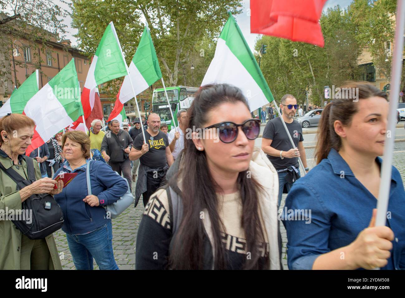 Rome, Italie. 26 octobre 2024. Les manifestants brandissent des drapeaux italiens lors de la manifestation contre les guerres en cours et réaffirment que « l'Italie répudie la guerre » organisée par le parti politique anti-establishment démocratie populaire souveraine à Rome. (Crédit image : © Marcello Valeri/ZUMA Press Wire) USAGE ÉDITORIAL SEULEMENT! Non destiné à UN USAGE commercial ! Banque D'Images