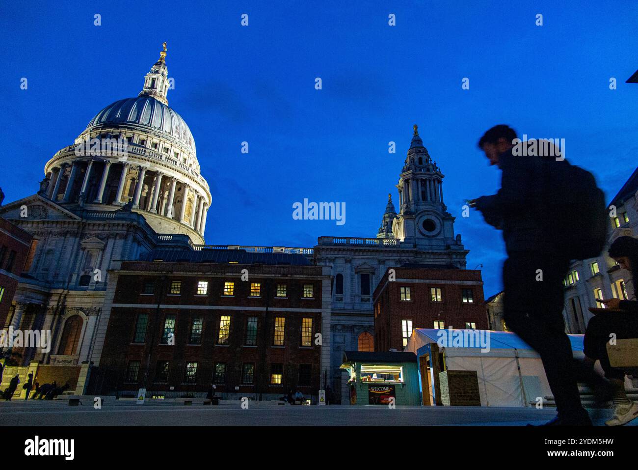 Crépuscule sur Paternoster Square dans la City de Londres et un travailleur rentre chez lui avec la cathédrale Saint-Paul en arrière-plan Banque D'Images