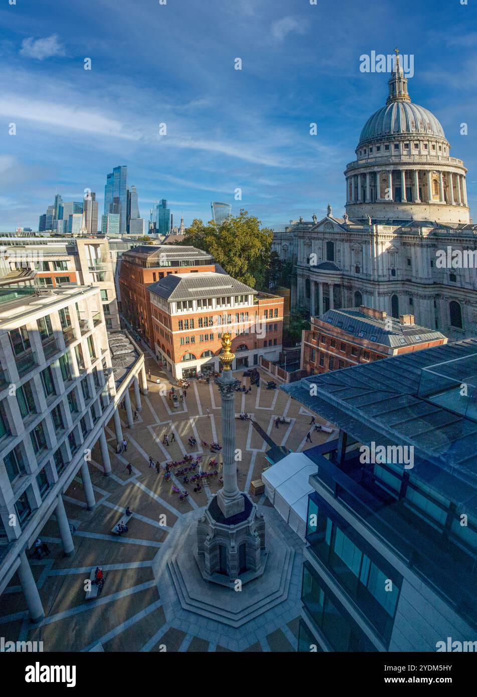 Vue sur la place Paternoster et le monument du Grand feu avec la cathédrale Saint-Paul et les gratte-ciel de la ville de Londres au loin Banque D'Images