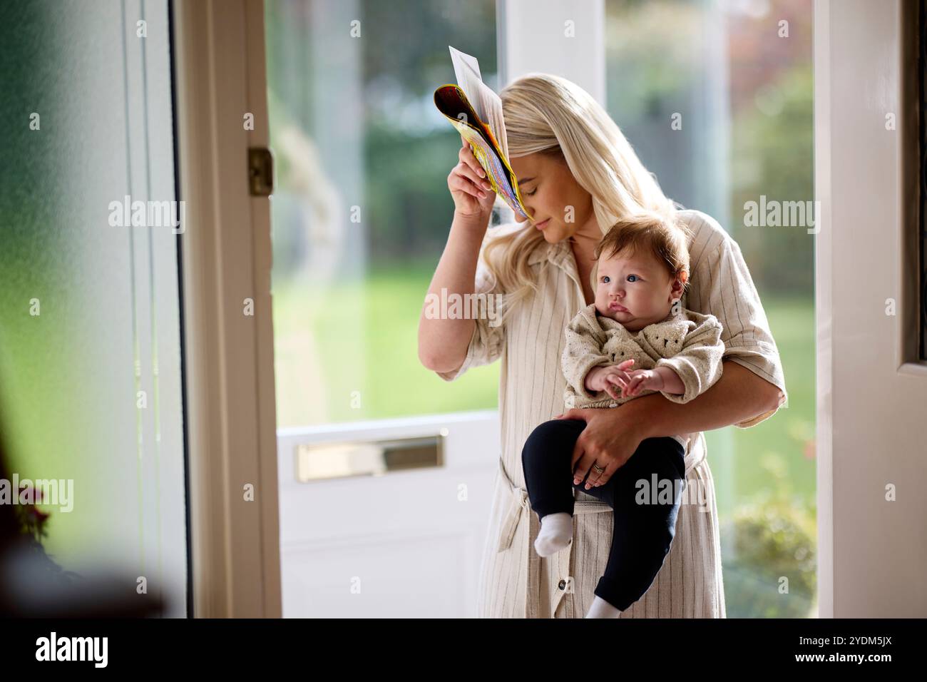 Mère et bébé ramassant le poteau de la porte d'entrée Banque D'Images