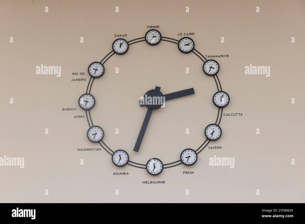 Une horloge mondiale vintage à l'aéroport le Bourget à Paris, France Banque D'Images