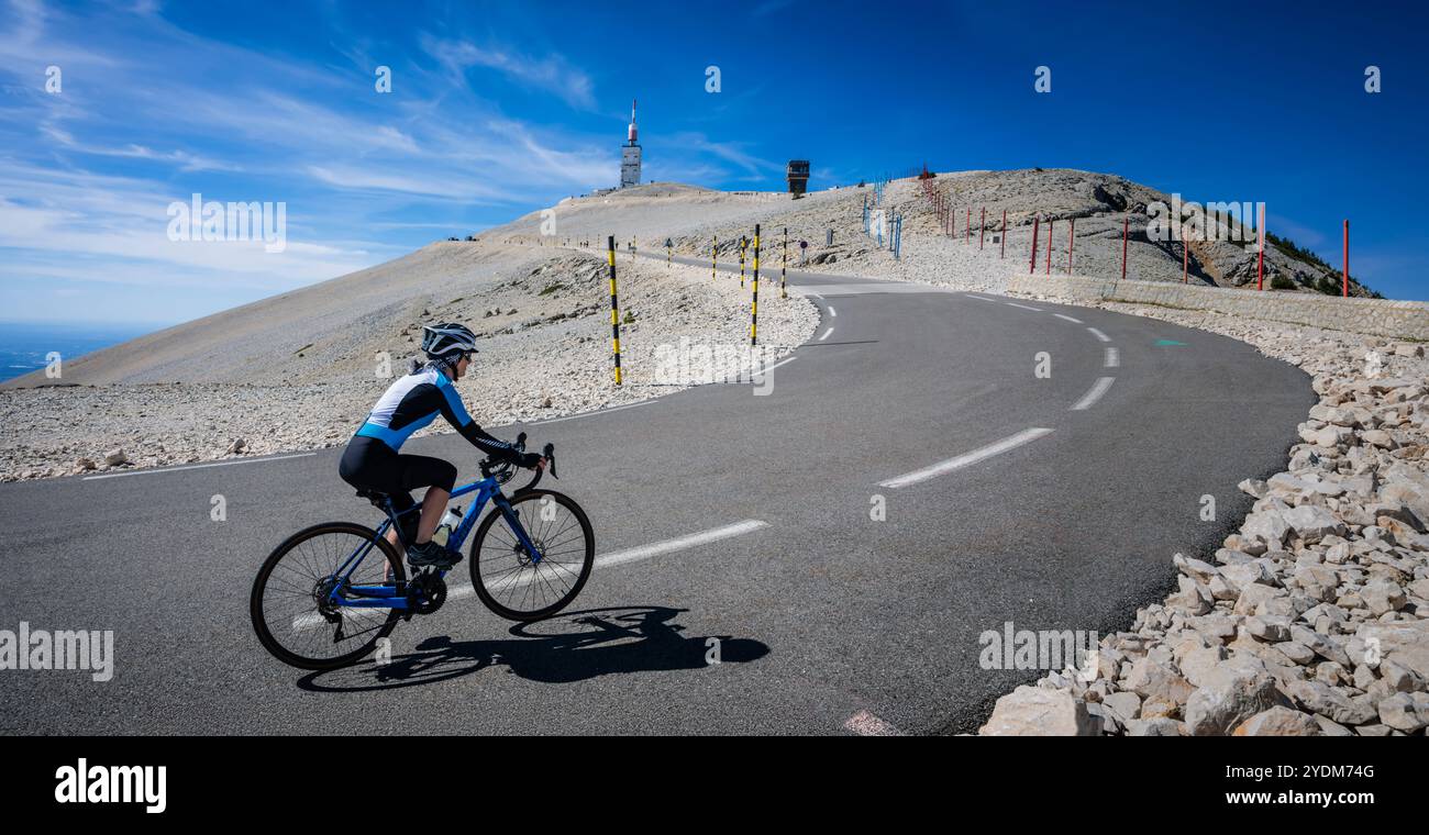 Vue panoramique d'une cycliste de route femme qui monte jusqu'au sommet du Mont Ventoux, Provence, France. Banque D'Images