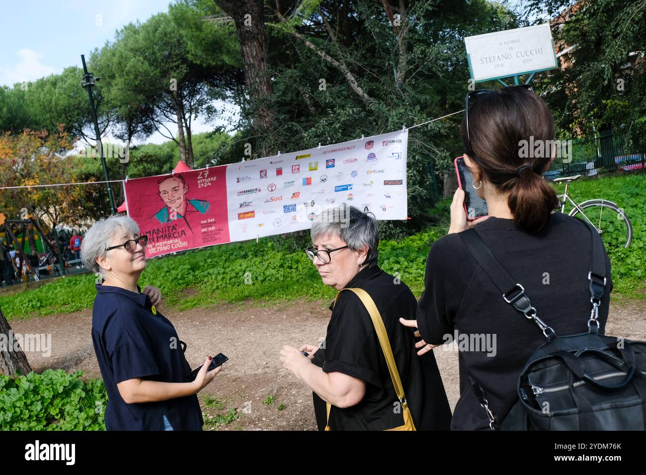 Roma, Italie. 27 octobre 2024. marcia X Memorial Stefano Cucchi con arrivo presso la targa commémorativa al Parco degli Acquedotti a Roma, Domenica 27 Ottobre 2024 (foto Mauro Scrobogna/LaPresse) marche commémorative X Stefano Cucchi avec arrivée à la plaque commémorative au Parco degli Acquedotti à Rome, dimanche 27 octobre 2024. (Photo de Mauro Scrobogna/LaPresse) crédit : LaPresse/Alamy Live News Banque D'Images