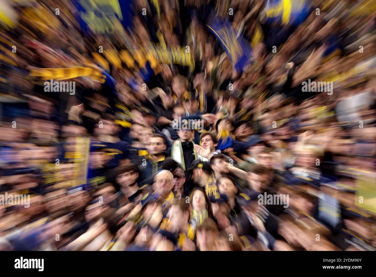 Bergame, Italie. 26 octobre 2024. Fans de Hellas Verona lors du match de Serie A au Gewiss Stadium, Bergame. Le crédit photo devrait se lire : Jonathan Moscrop/Sportimage crédit : Sportimage Ltd/Alamy Live News Banque D'Images