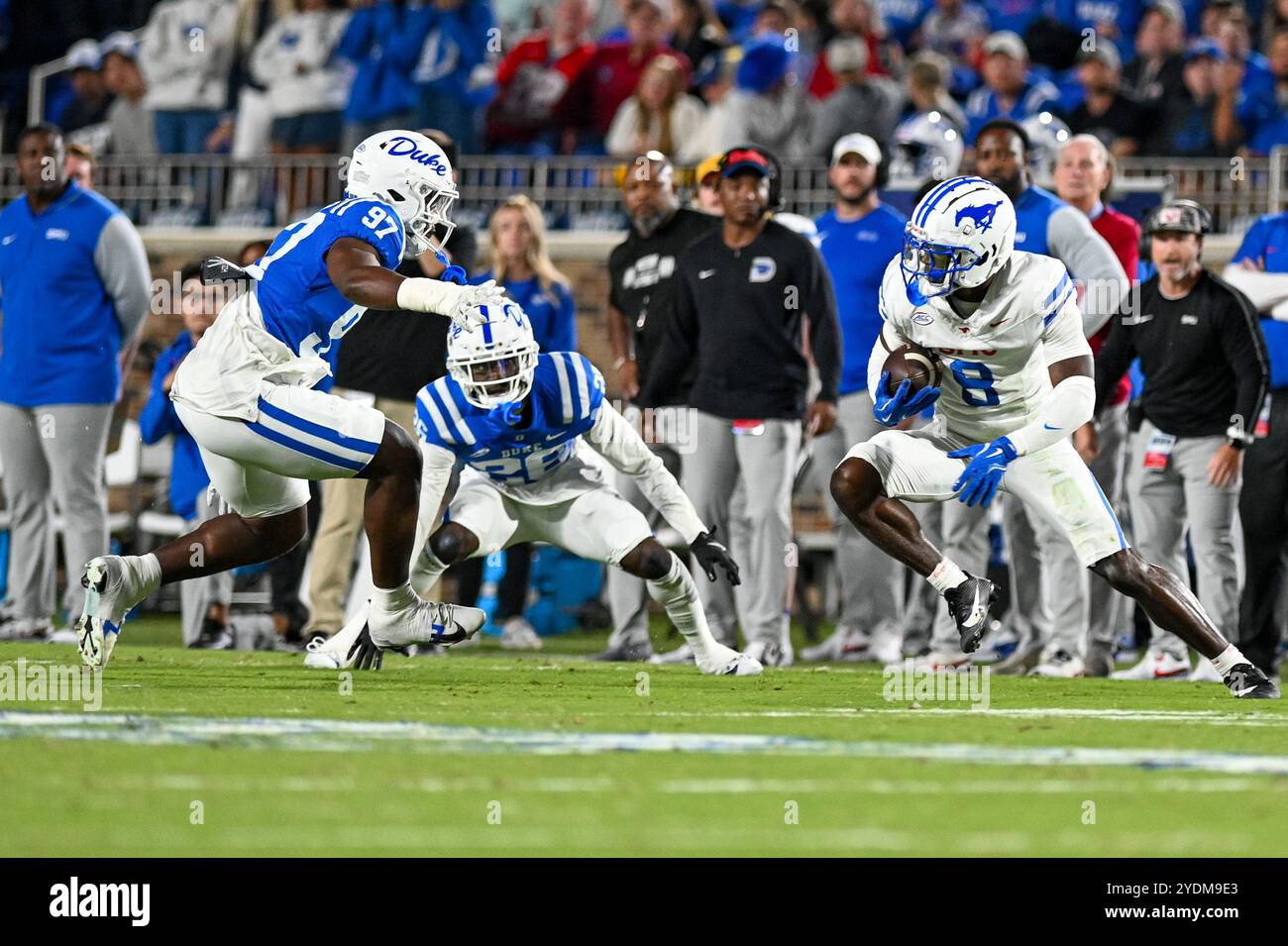 Durham, Caroline du Nord, États-Unis. 26 octobre 2024. Le récepteur SMU Wide JORDAN HUDSON saisit une passe pour la ligne de touche et se bat pour des yards supplémentaires après la capture pour déplacer les chaînes. Les Duke Blue Devils ont accueilli les SMU Mustangs au Wallace Wade Stadium de Durham. (Crédit image : © Patrick Magoon/ZUMA Press Wire) USAGE ÉDITORIAL SEULEMENT! Non destiné à UN USAGE commercial ! Banque D'Images