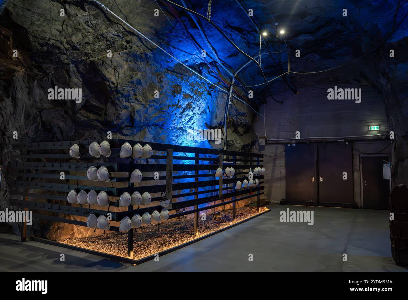 Tenez-vous debout avec un casque de sécurité dans le centre d'accueil de la mine de minerai de fer Kiruna, Suède Banque D'Images