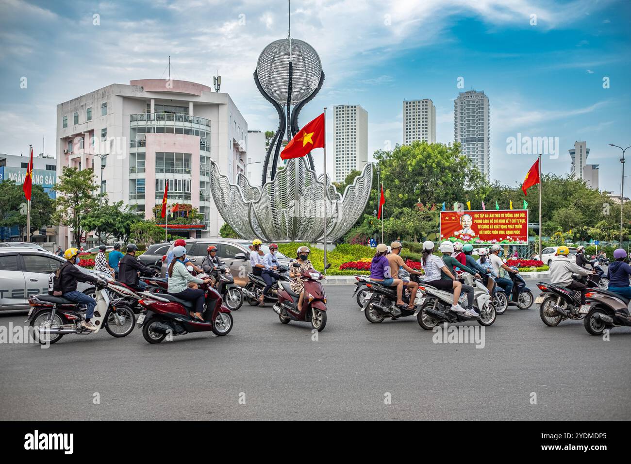 Embouteillage des motos sur le rond-point à Nha Trang Vietnam. Embouteillage occupé dans la journée. Paysage urbain de la ville de Nha Trang avec beaucoup de motos Banque D'Images