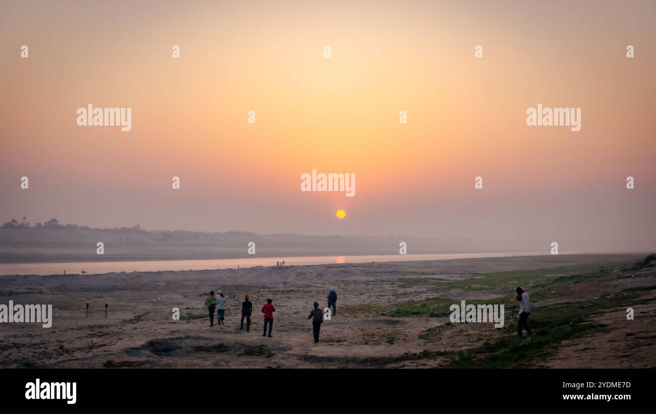 Belle vue sur le lever du soleil sur la rivière. Reflet du soleil dans l'eau de la rivière. Beaux matins les gens voient la beauté de la rive de la rivière Banque D'Images