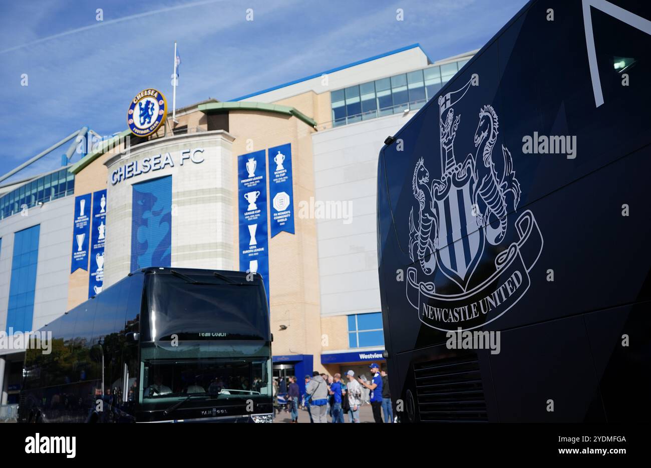 Les entraîneurs de Newcastle United arrivent avant le match de premier League à Stamford Bridge, Londres. Date de la photo : dimanche 27 octobre 2024. Banque D'Images