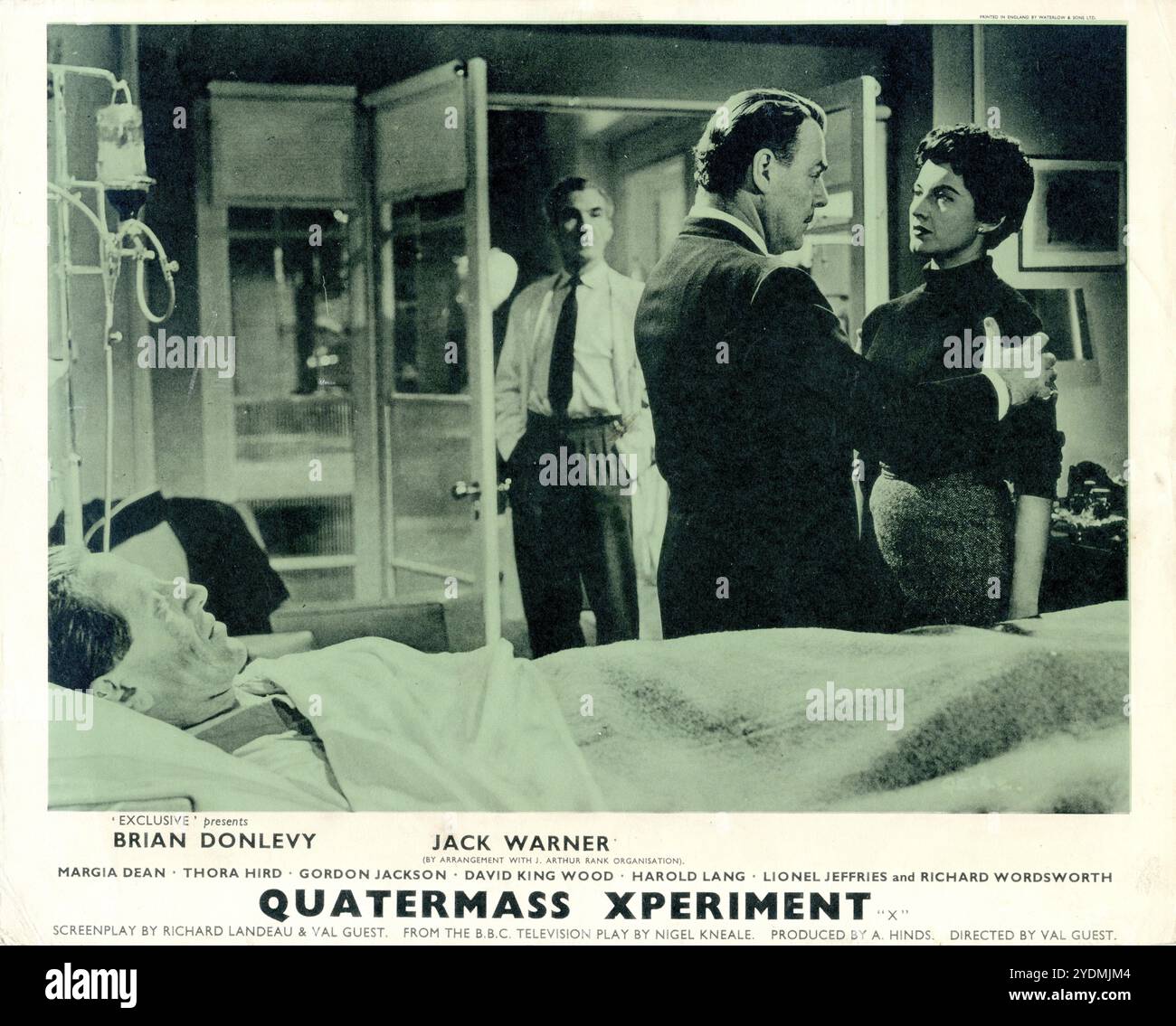 RICHARD WORDSWORTH, DAVID KING-WOOD, BRIAN DONLEVY et MARGIA DEAN dans une scène du QUATERMASS XPERIMENT 1955 Director VAL GUEST basé sur BBC Television Play de NIGEL KNEALE scénario RICHARD LANDAU et VAL GUEST composent PHILIP LEAKEY Music JAMES BERNARD producteur ANTHONY HINDS Hammer films / exclusive films Banque D'Images