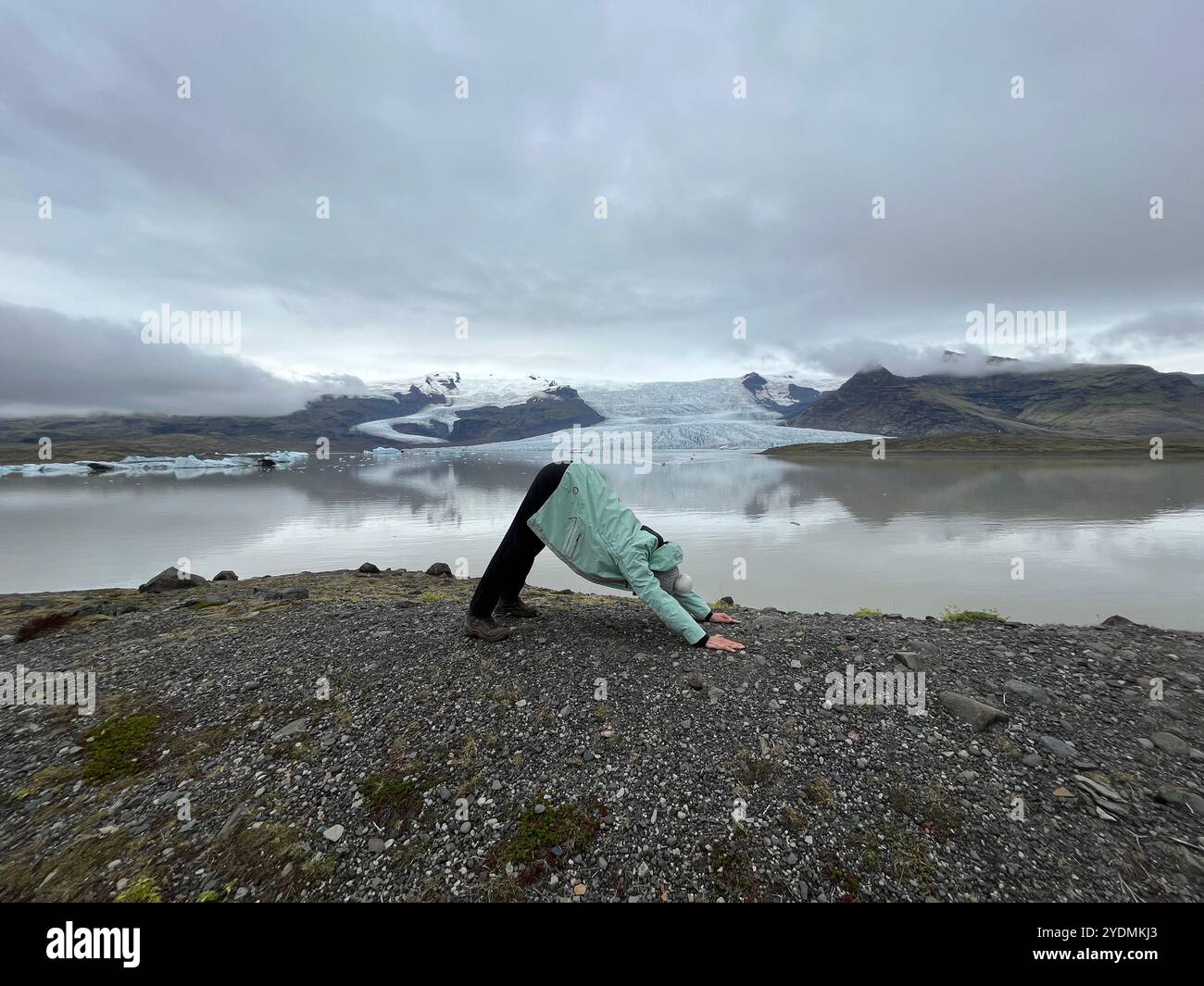 Yoga près du lac Fjallsarlon Islande Banque D'Images