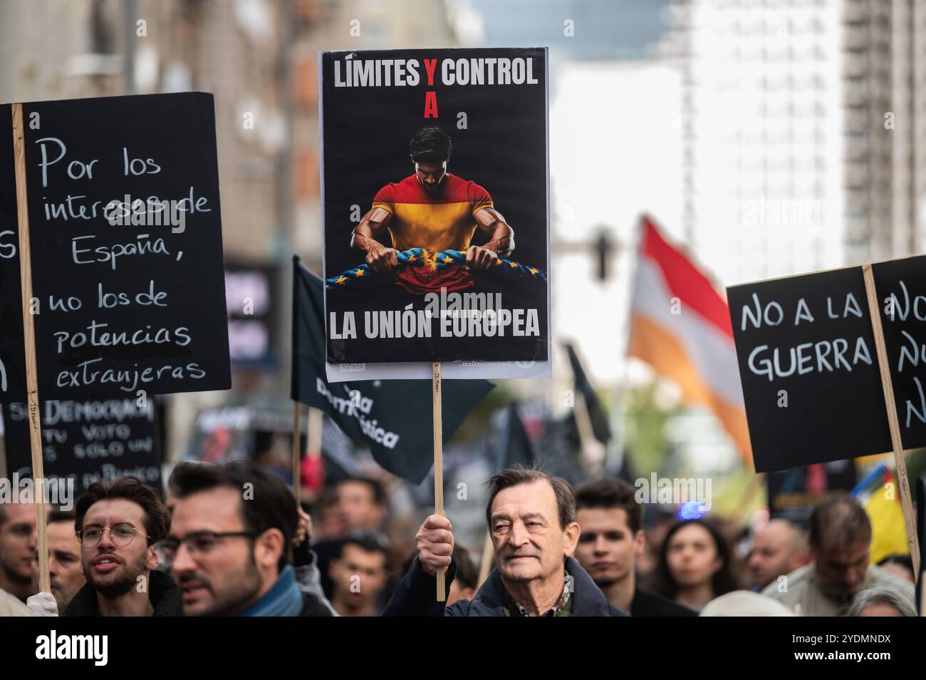 Madrid, Espagne. 27 octobre 2024. Un homme portant une pancarte lisant "limites et contrôle de l'Union européenne" lors d'une manifestation appelée par l'organisation Junta Democratica sous le slogan "pour la paix. Plus de guerres imposées. Souveraineté et pouvoir pour le peuple. » Les gens ont protesté contre la classe politique espagnole et européenne, affirmant qu'ils soumettent leurs décisions à des intérêts qui ne sont pas les intérêts des citoyens espagnols et européens. Crédit : Marcos del Mazo/Alamy Live News Banque D'Images